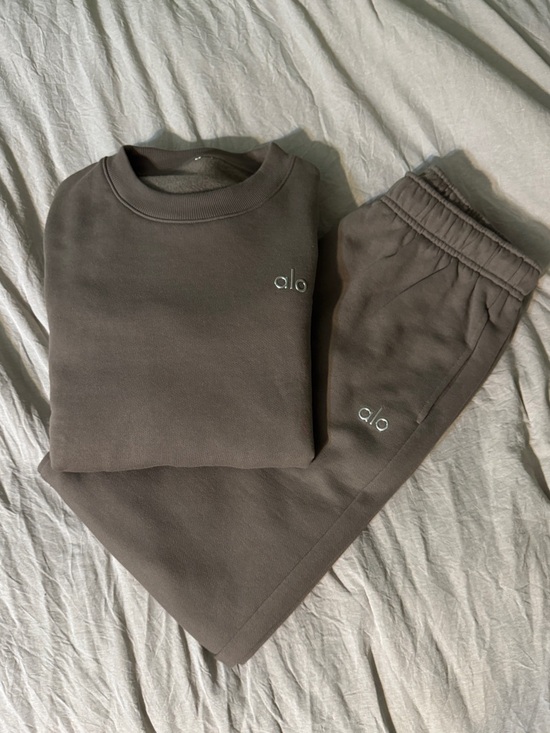 ALO Yoga Tops - Alo Accolade Olive Tree Sweat Set